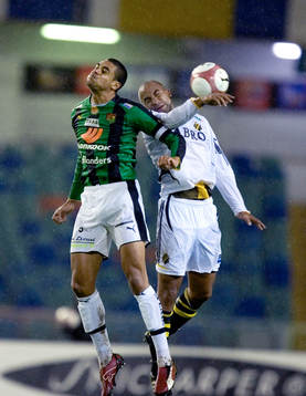 Jimmy Tamandi och Bobby Friberg de Cruz nickduellerar