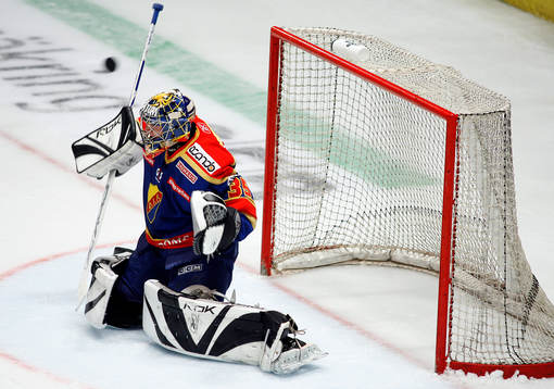Teemu Lassila, målvakt DIF byttes in mot Daniel Larsson