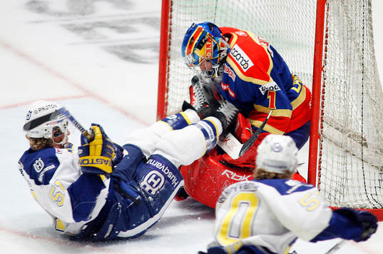 Mika Hannula, HV71 åker in i Daniel Larsson, målvakt