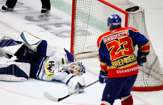 Fredrik Bremberg, DIF lägger in 2-3 pucken bakom Erik