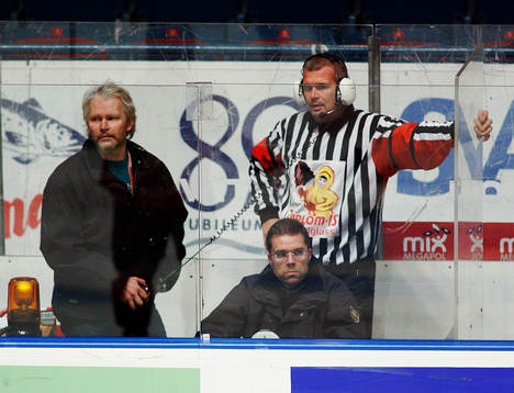 Christer Lärking, huvuddomare tar hjälp av