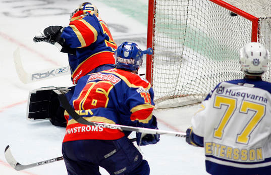 Den avgörande 3-4 pucken sitter bakom Teemu Lassila,