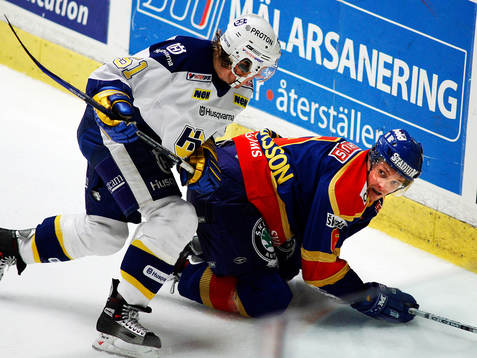 Mika Hannula, HV71 på väg och tackla en liggande Fredrik