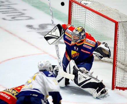 Teemu Lassila, målvakt DIF räddar