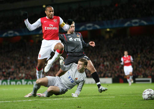 Thierry Henry, Arsenal skjuter förbi Igor Akinfeev,
