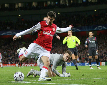 Cesc Fabregas, Arsenal, skjuter förbi Igor Akinfeev,