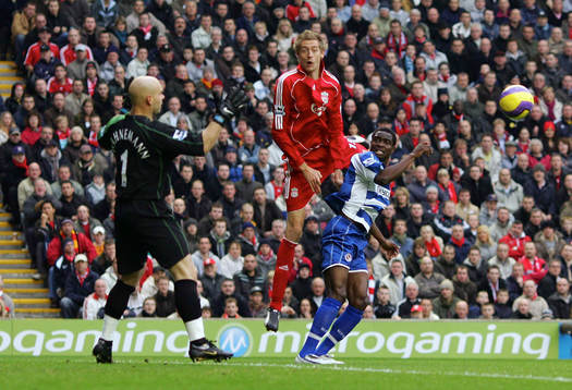 Peter Crouch, Liverpool, nickar till Dirk Kuyt som gör