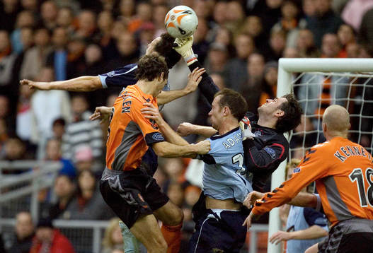 Allan McGregor, målvakt, slår undan bollen för Dave