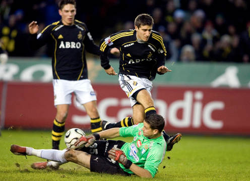Gabriel Özkan, AIK och Jonas Sandqvist, målvakt, Malmö