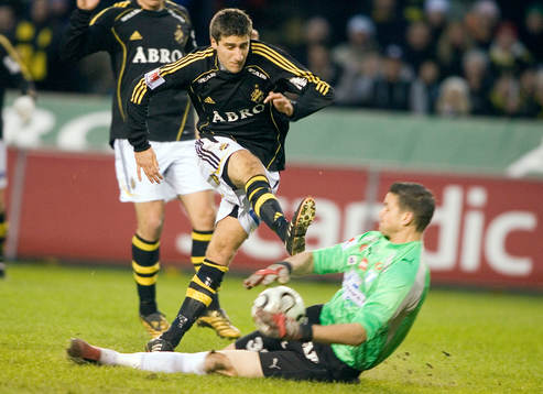 Gabriel Özkan, AIK och Jonas Sandqvist, målvakt, Malmö
