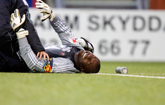 Pa Demba Tourray, målvakt, skadad, skriker ut sin smärta