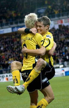1-0, guldjubel Mathias Svensson och Joakim Sjöhage. Jubel,