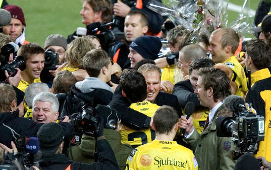 Guldtränaren Magnus Haglund jublar