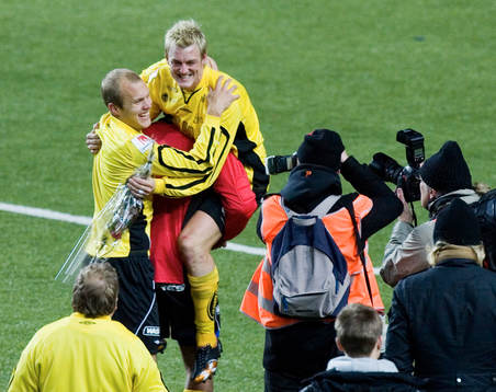 Guldjubel, Mathias Svensson hissas. Svenska Mästare,