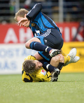 Joakim Sjöhage får ett knä i bröstet