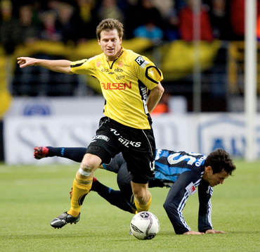 Daniel Mobaeck stormar fram, Djurgården faller