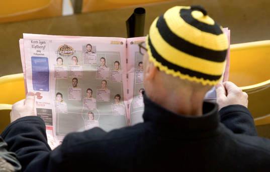 En Elfsborgs-supporter läser Aftonbladet. Svenska