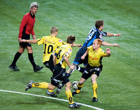 Kári Árnason, Djurgården stoppas av Samuel Holmén,