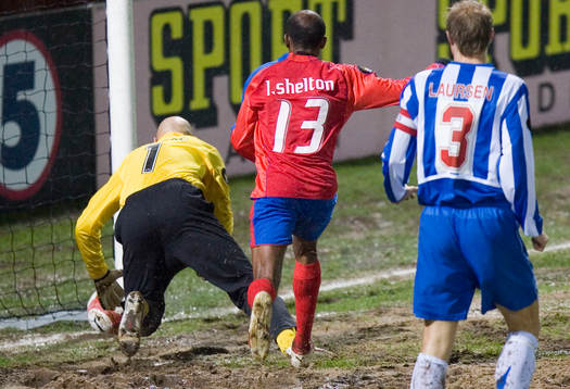 Luton Shelton och Arek Onyszko, målvakt