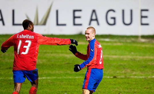 Fredrik Svanbäck, slår in 1-0 assisterad Luton Shelton