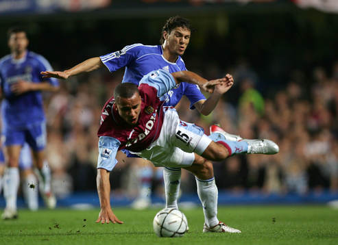 Khalid Boulahrouz, Chelsea tacklar Gabriel Agbonlahor,