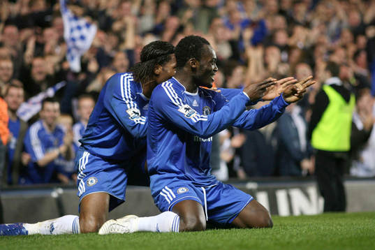 Michael Essien jubel med Didier Drogba, Chelsea. Målgest