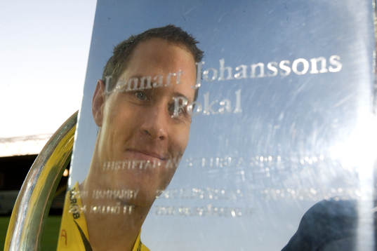 Jon Jönsson höjer Lennart Johanssons pokal