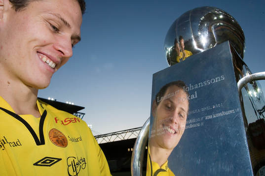 Jon Jönsson höjer Lennart Johanssons pokal