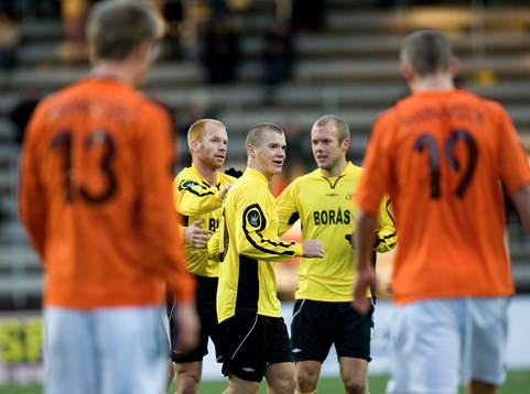 4-0 Samuel Holmén, som grattas av Magnus Samuelsson och