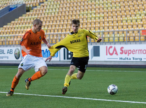 Robert Åhman-Persson drar Jesper Arvidsson i tröjan