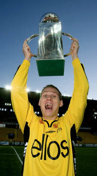 Jon Jönsson höjer Lennart Johanssons pokal