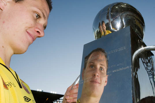 Jon Jönsson höjer Lennart Johanssons pokal