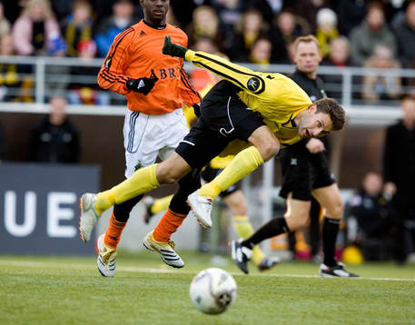 Jari Ilola, Elfsborg, vräks omkull. Fall