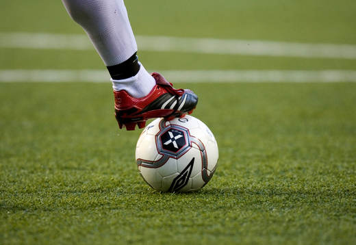 Konstgräs, fot, boll, dubbar, fotbollssko med dubbar