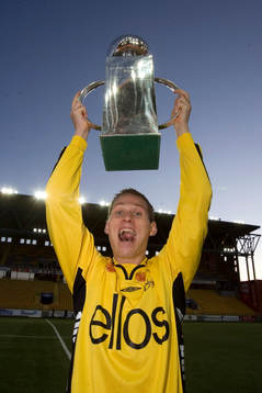 Svenska Mästare, SM-guld. Jon Jönsson, höjer Lennart
