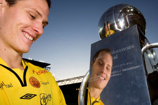 Jon Jönsson med Lennart Johanssons pokal. Svenska