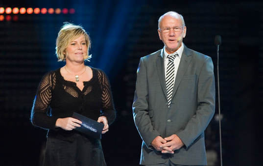 Prisutdelare Marika Domanski Lyfors och Tommy Svensson