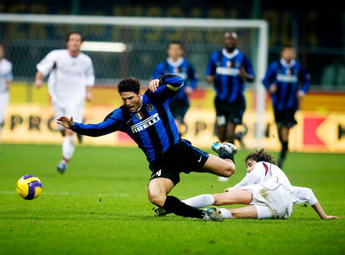 Javier Zanetti, Inter, blir fälld, tackling