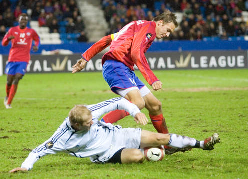 Mikael Dorsin glidtacklar Andreas Granqvist