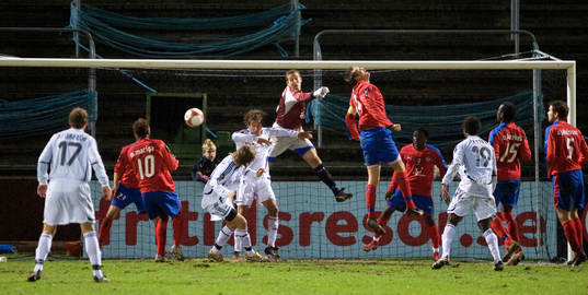 Daniel Andersson, målvakt, Helsingborg, boxar bollen