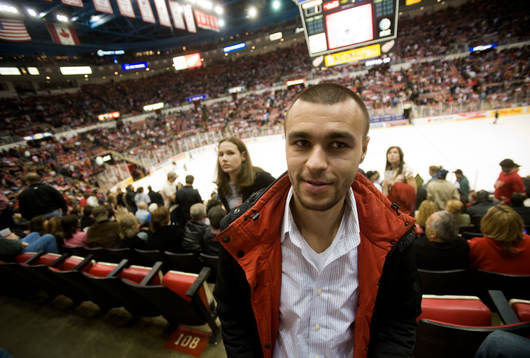 Stefan Liv, målvakt, på läktaren i Joe Louis Arena