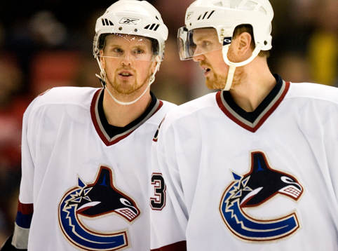 Daniel Sedin och Henrik Sedin (i förgrunden)