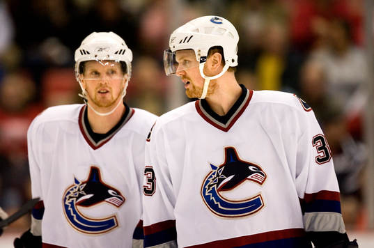 Daniel Sedin och Henrik Sedin (i förgrunden)
