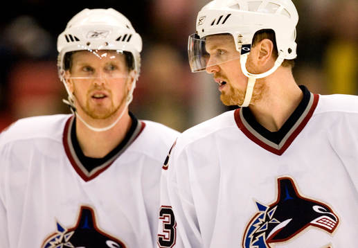 Daniel Sedin och Henrik Sedin (i förgrunden)