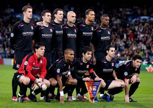 Fotboll, Champions League, lagbild Lyon, med bla Juninho,