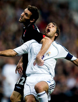 Raul Gonzalez, Real Madrid och Anthony Reveillere, Lyon