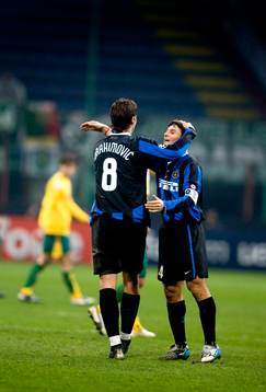 Zlatan Ibrahimovic, och Javier Zanetti, Inter firar segern