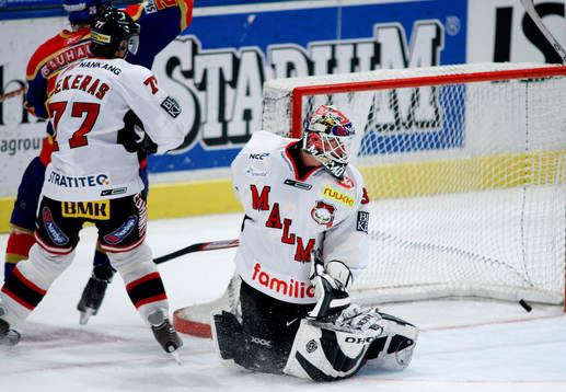Ratislav Stana, målvakt Malmö ser 1-1 pucken bakom sig