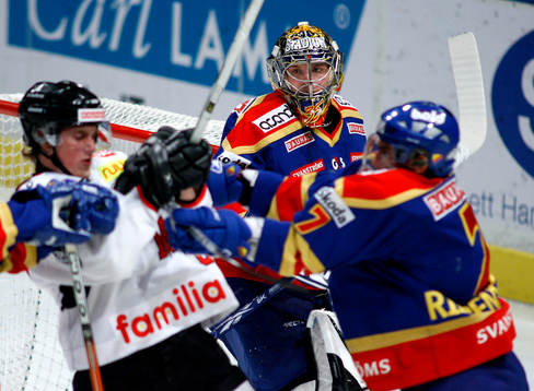 Teemu Lassila, målvakt DIF övervakar gruff framför