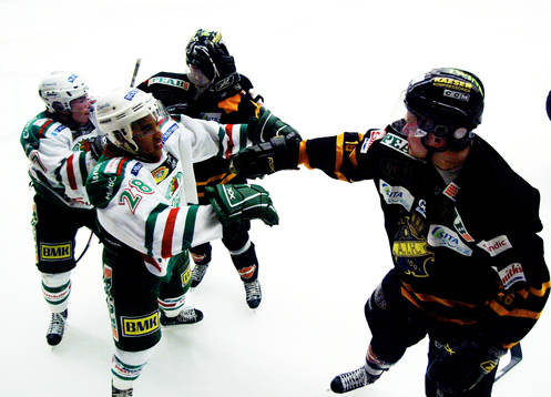 Samuel Beckstrand och Mads Bödker, Rögle i slagsmål med